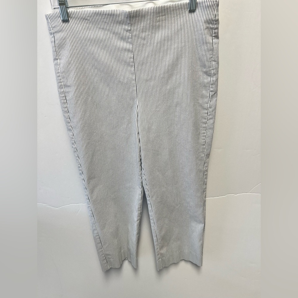 CHICO’S GRAY/WHITE PIN STRIPED FLAT FRONT ELASTIC WAIST STRAIGHT ANKLE PANTS